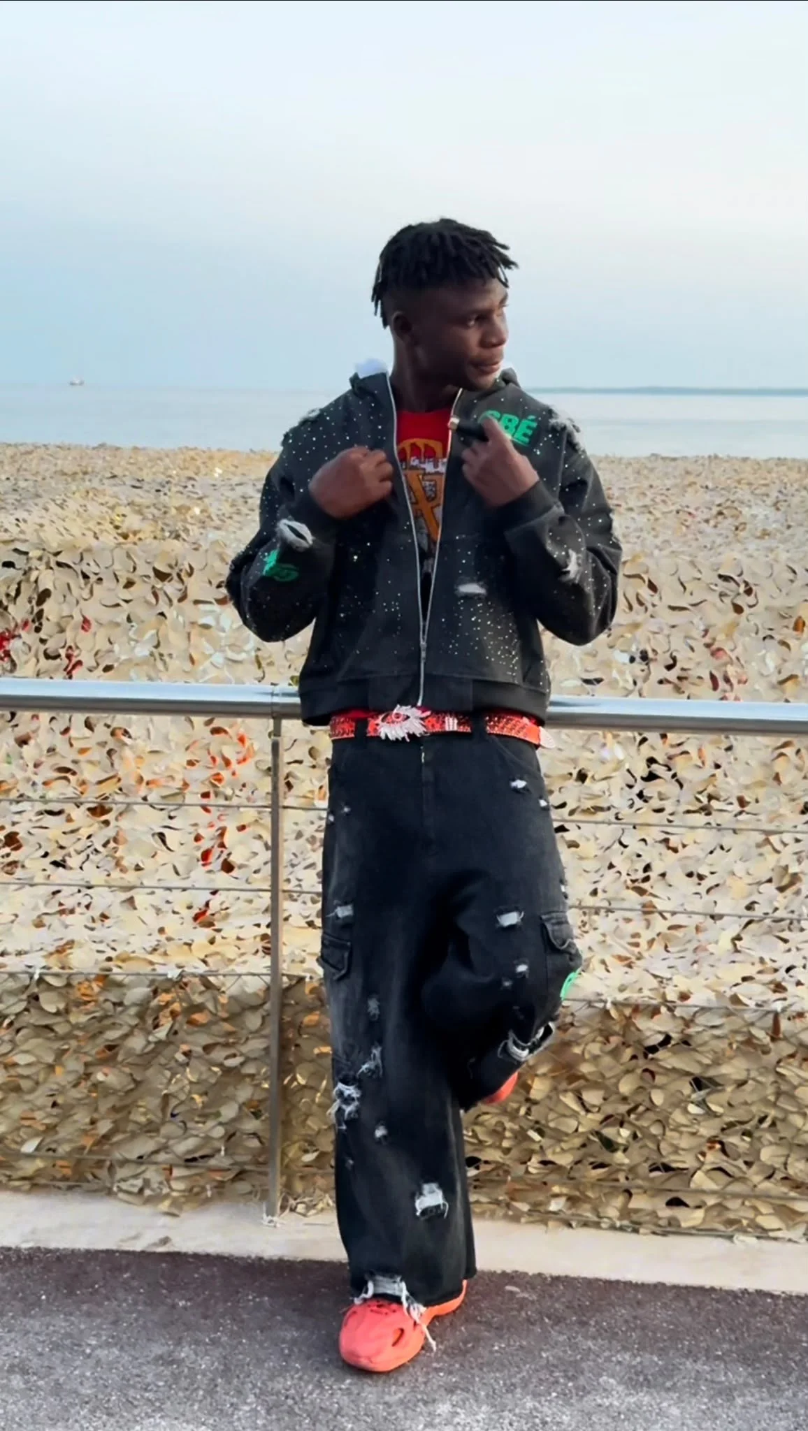 Look GBÉ complet porté en bord de mer : veste Crystal et jean Cargo Wide